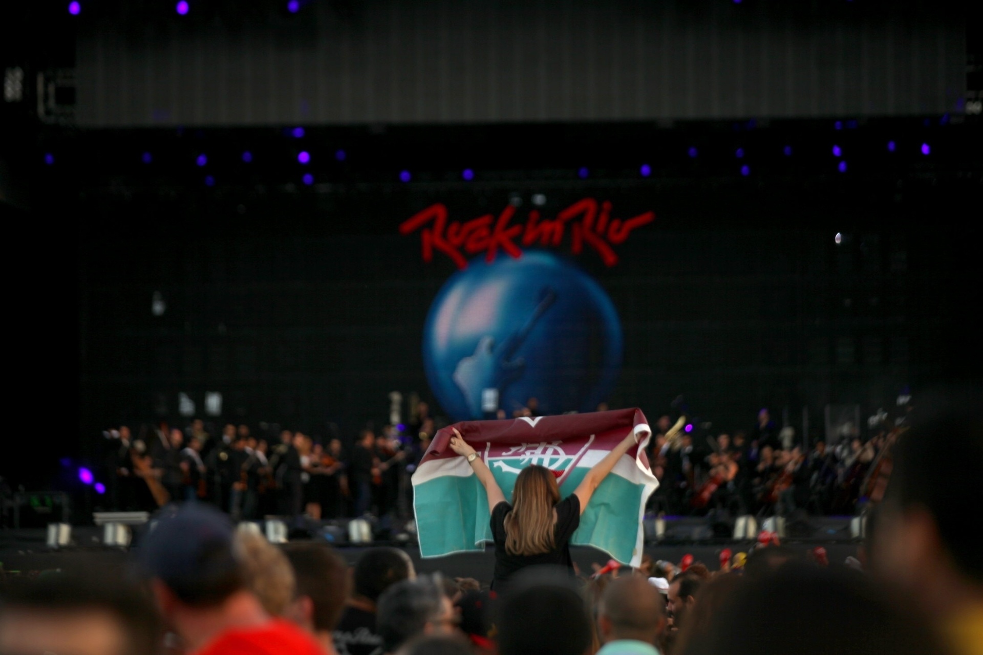 13.set.2013 - Bandeira do Fluminese é estendida durante apresentação da Orquestra Sinfônica no primeiro dia de Rock in Rio - Antonio Lacerda/EFE