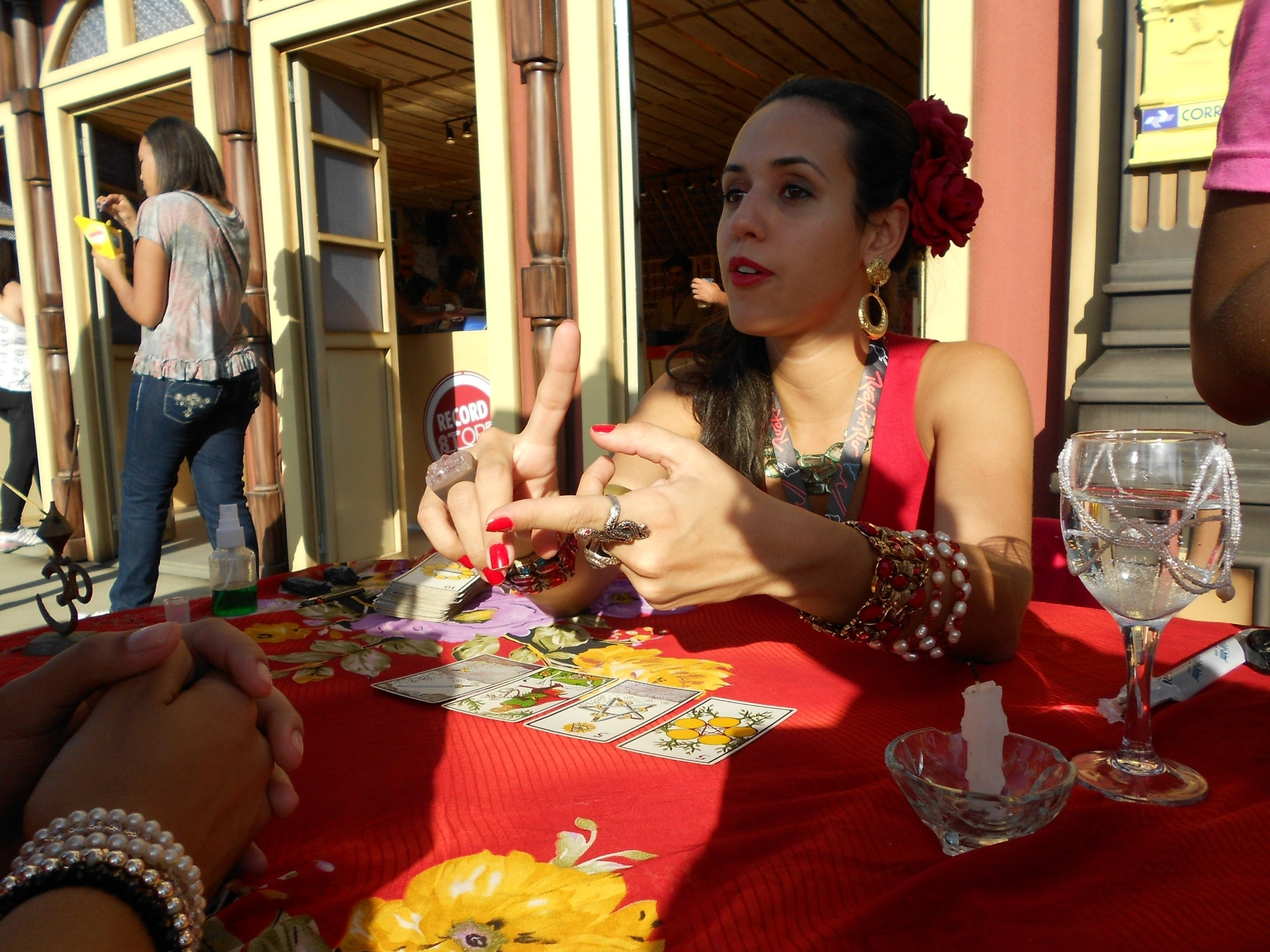 13.set.2013 - Cartomante chamava a atenção do público que formava filas para "ler o futuro" na Rock Street, no Rock in Rio - Fabíola Ortiz/UOL