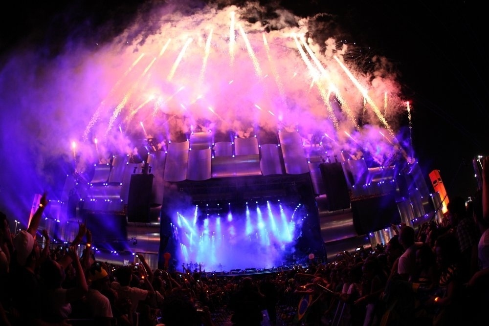 13.set.2013 - Espetáculo de luzes e fogos abre a apresentação Viva Cazuza no Palco Mundo do Rock in Rio - Claudio Andrade/Photorionews