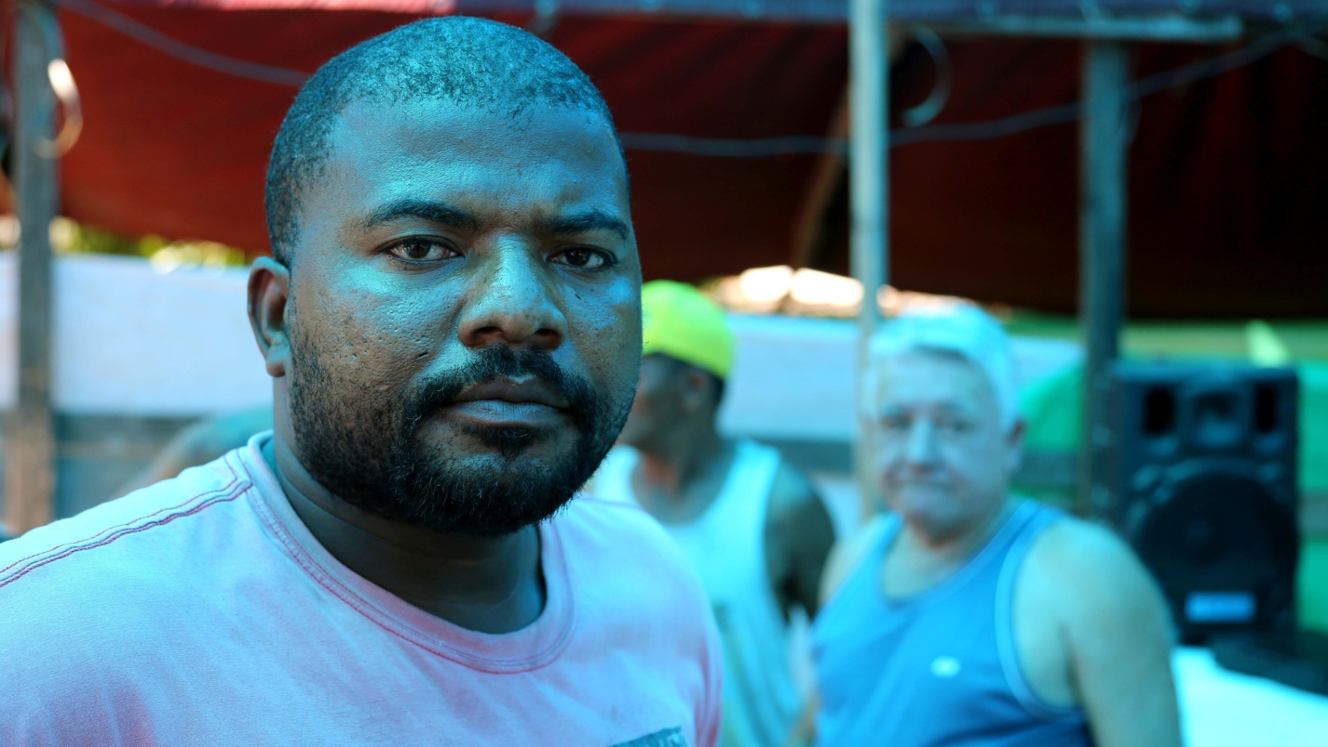 13.set.2013 - Everaldo Santana vende bebidas na fila do Rock in Rio - Fernando Maia/UOL