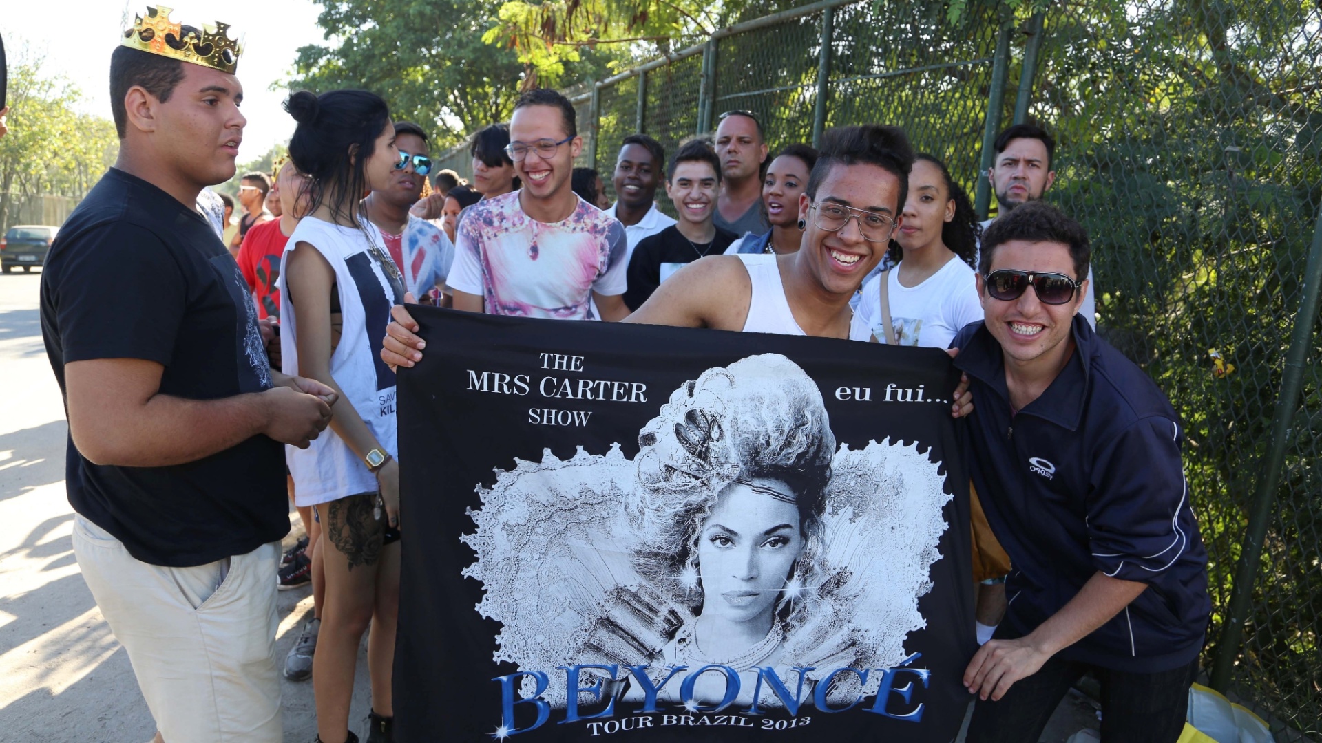 13.set.2013 - Fãs de Beyoncé se concentram na frente da Cidade do Rock para o show que a cantora fará nesta sexta no palco Mundo - Fernando Maia/UOL