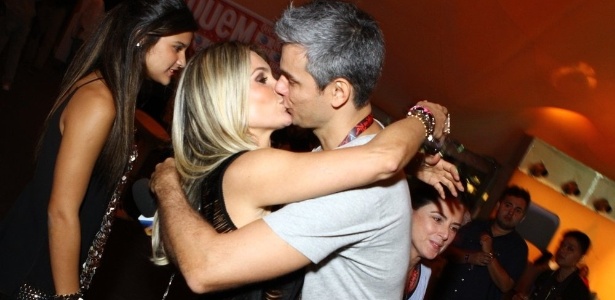 Flávia Alessandra beija o marido, Otaviano Costa