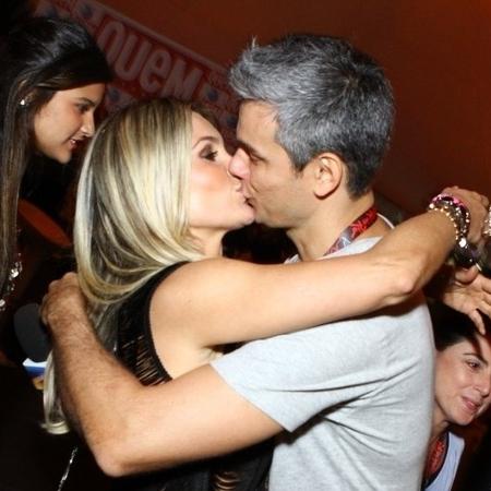 13.set.2013 - Flávia Alessandra beija o marido, Otaviano Costa. A atriz está acompanhando Otaviano, que vai trabalhar para o "Vídeo Show" - FotoRioNews