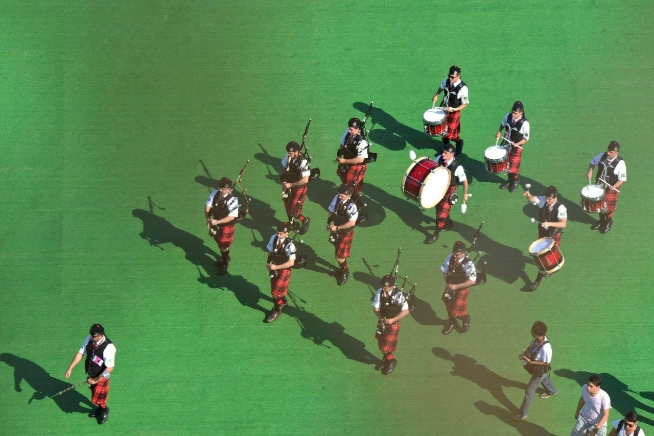 13.set.2013 - Grupo de música tradicional escocesa faz apresentação em movimento dentro da Cidade do Rock - Andre Muzell/AgNews