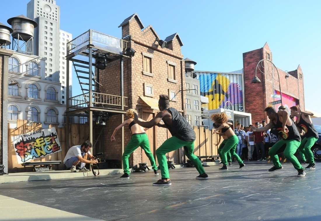 13.set.2013 - Grupo se apresenta no Palco Street Dance - Francisco Cepeda/AgNews