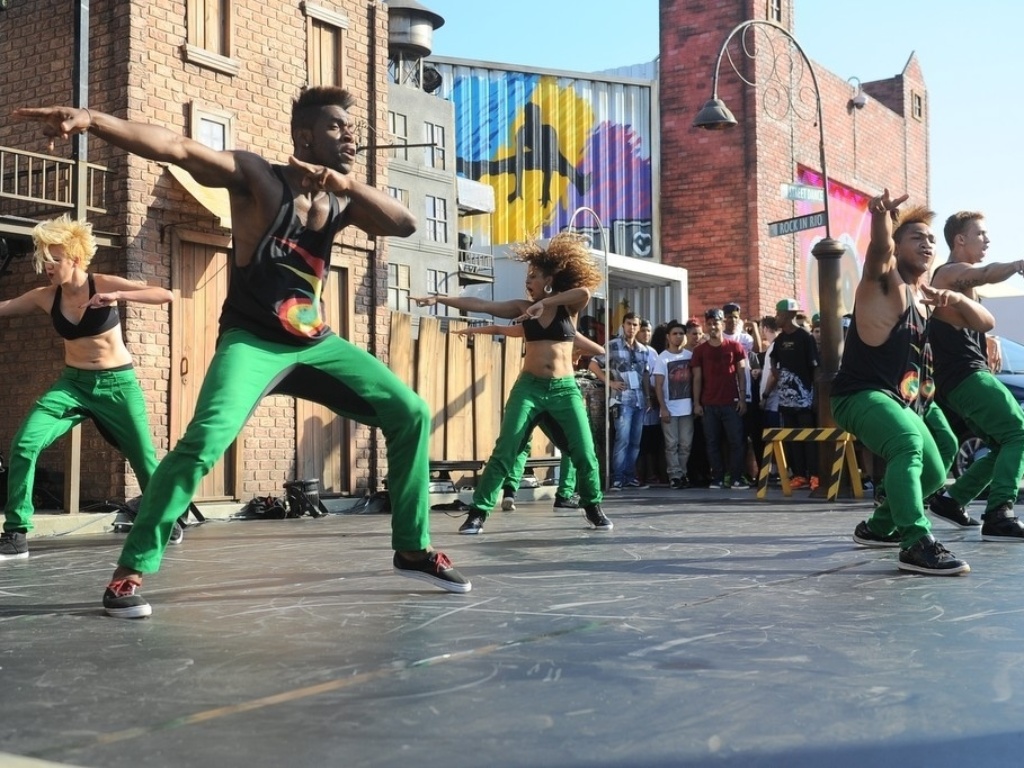 13.set.2013 - Grupo se apresenta no Palco Street Dance - Francisco Cepeda/AgNews