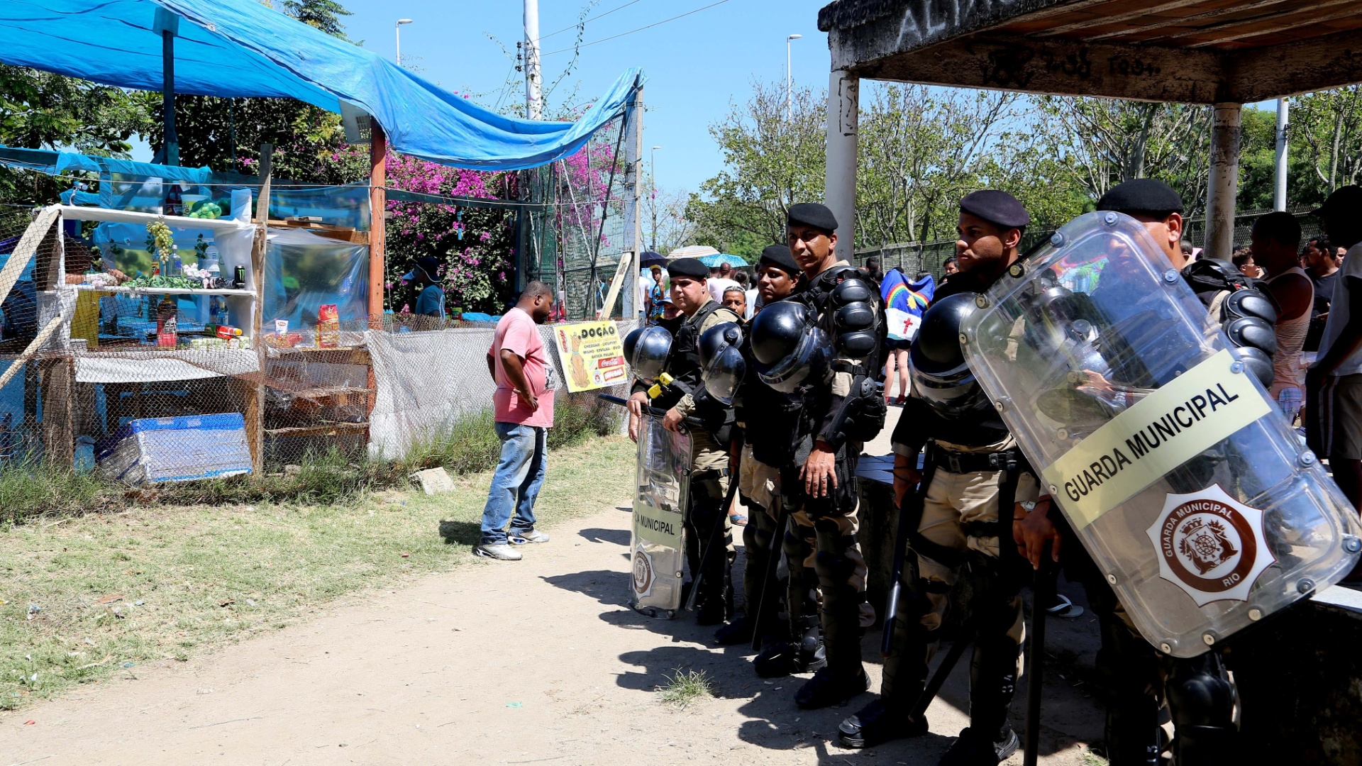 13.set.2013 - Guarda Municipal do Rio proíbe venda de alimentos e bebidas em local não autorizado na fila do Rock in Rio - Fernando Maia/UOL