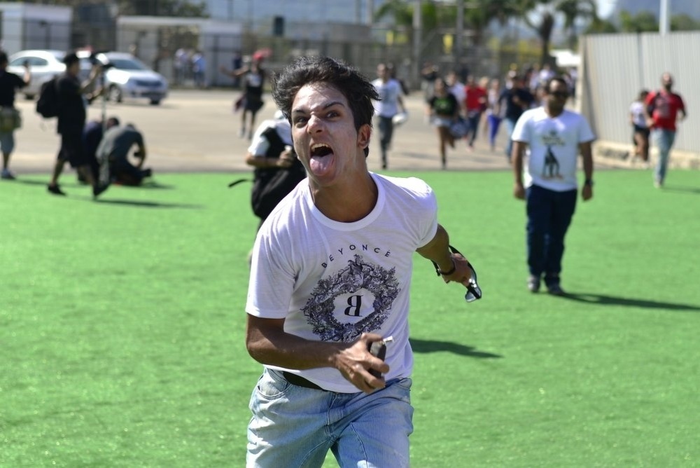 13.set.2013 - Jovem faz careta para fotógrafos na entrada do primeiro dia de Rock in Rio - Andre Muzell/AgNews