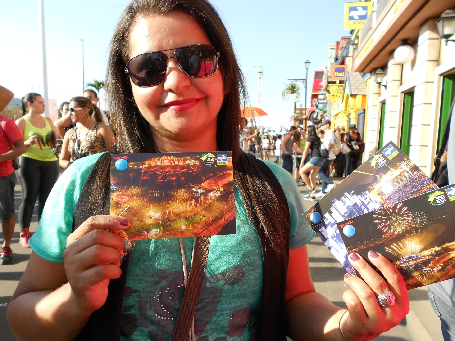 13.set.2013 - Na Rock Street, público envia cartão postal - Fabíola Ortiz/UOL