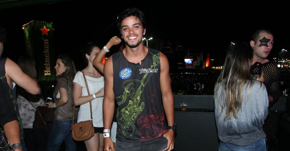 13.set.2013 - O ator Rodrigo Simas no camarote do Rock in Rio