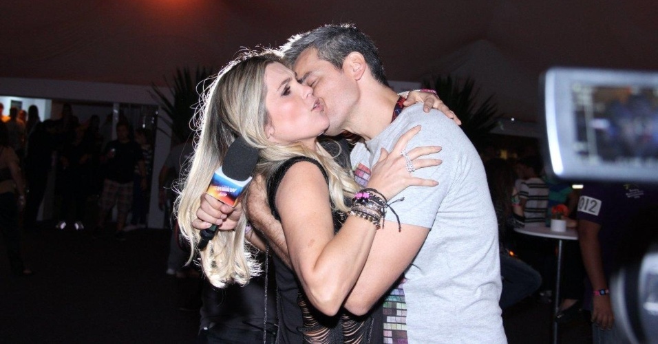 13.set.2013 - Otaviano Costa faz chamego na mulher, Flávia Alessandra, enquanto grava "Vídeo Show"