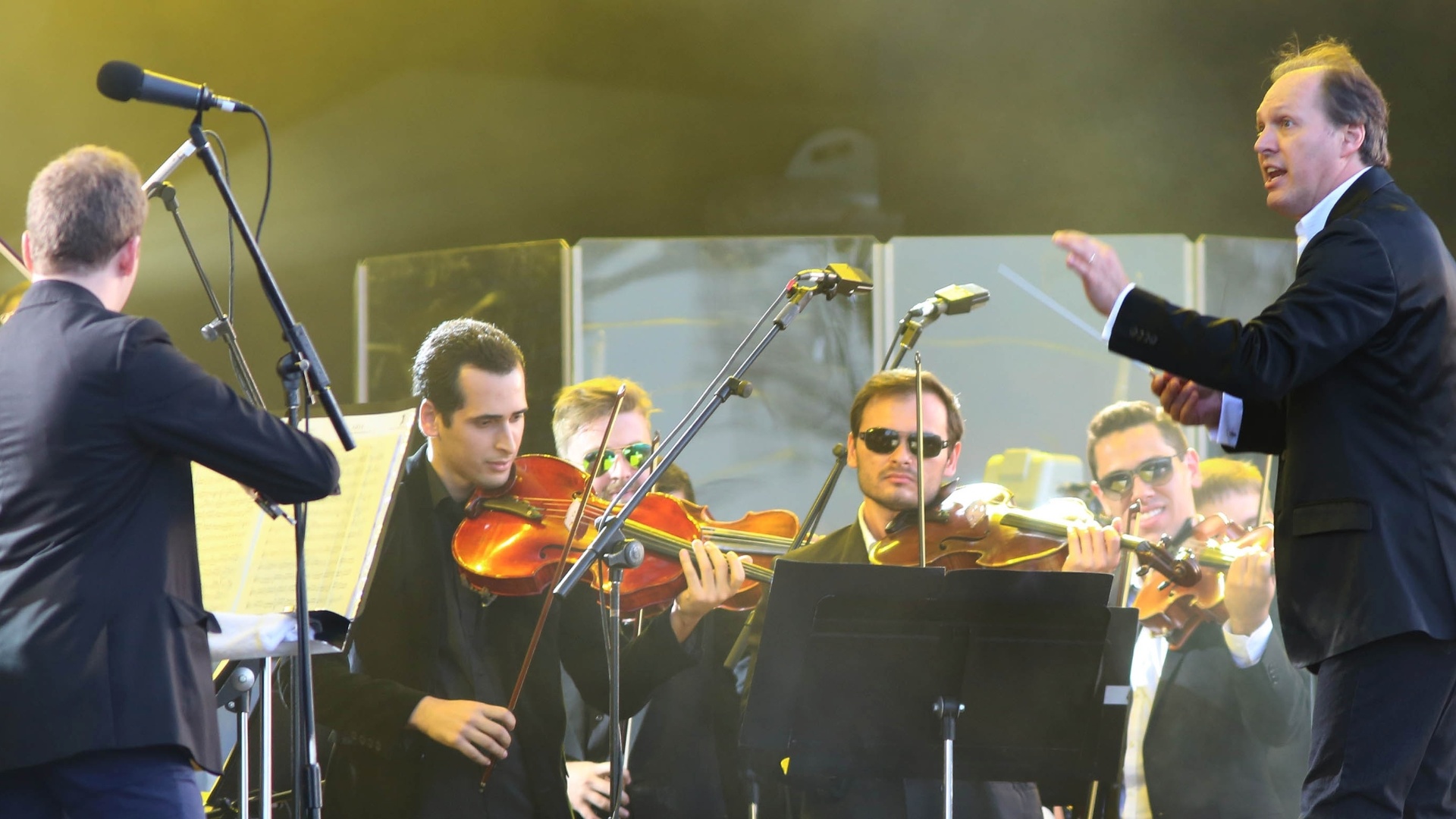 13.set.2013 - Primeira atração do Palco Mundo do Rock in Rio, a Orquestra Sinfônica Brasileira apresentou um pot-pourri de grandes sucessos do rock, como Deep Purple, Queen, Kid Abelha, U2 e Beatles - Marco Antonio Teixeira/UOL