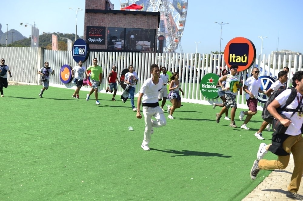 13.set.2013 - Público corre para entrar na Cidade do Rock no primeiro dia do Rock in Rio - Andre Muzell/AgNews