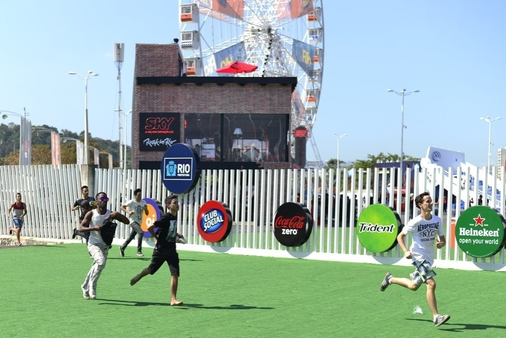 13.set.2013 - Público corre para entrar na Cidade do Rock no primeiro dia do Rock in Rio - Andre Muzell/AgNews