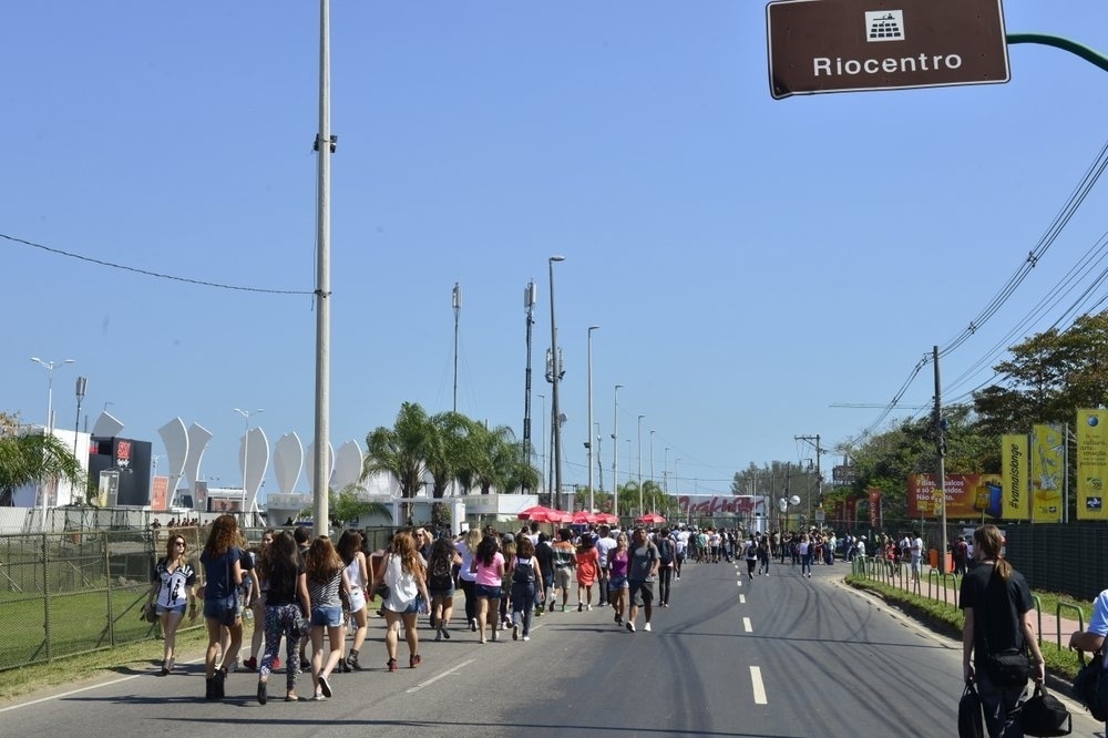 13.set.2013 - Público corre para entrar na Cidade do Rock no primeiro dia do Rock in Rio - Andre Muzell/AgNews