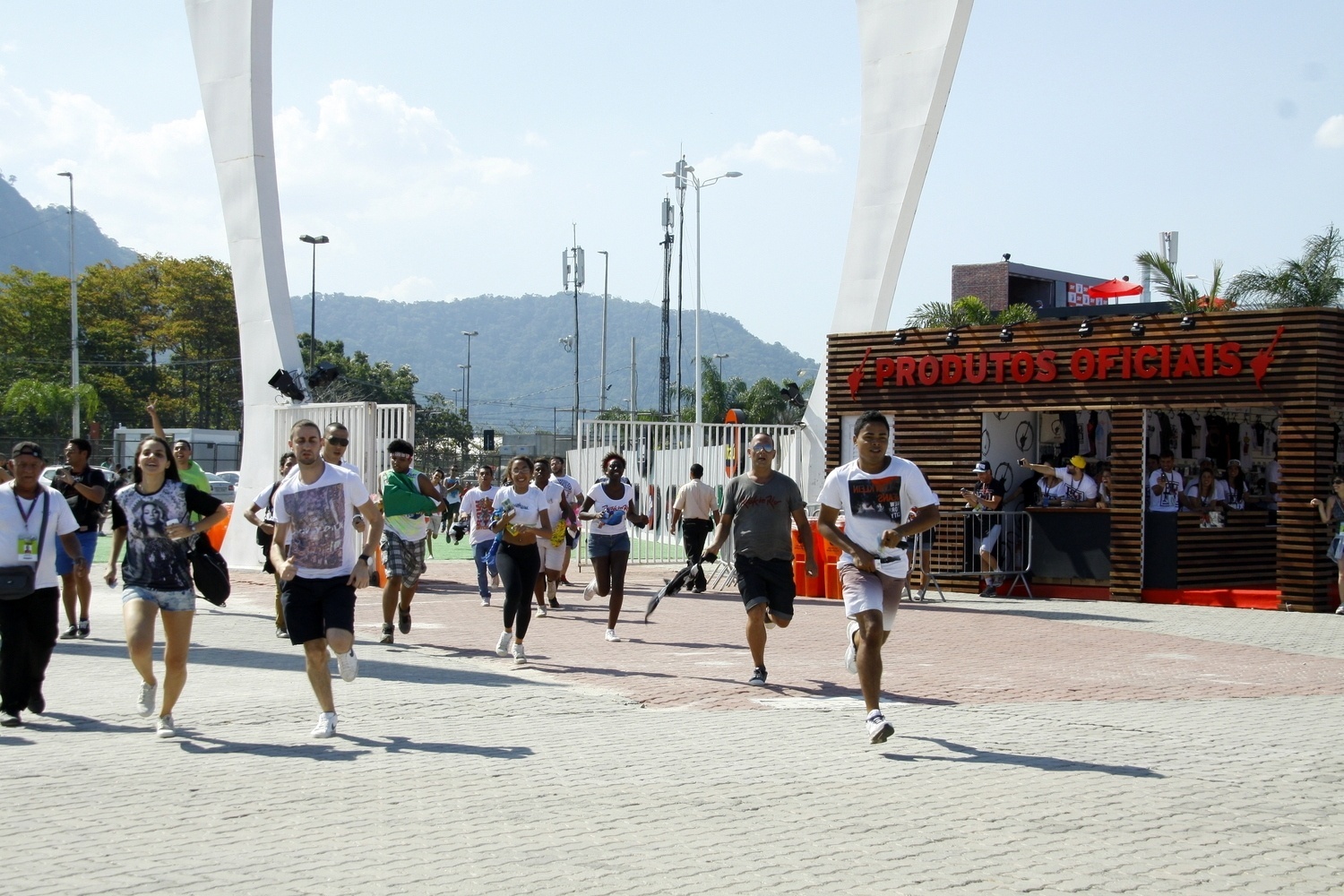 13.set.2013 - Público corre para entrar no Rock in Rio no primeiro dia de festival - Graça Paes/Foto Rio News