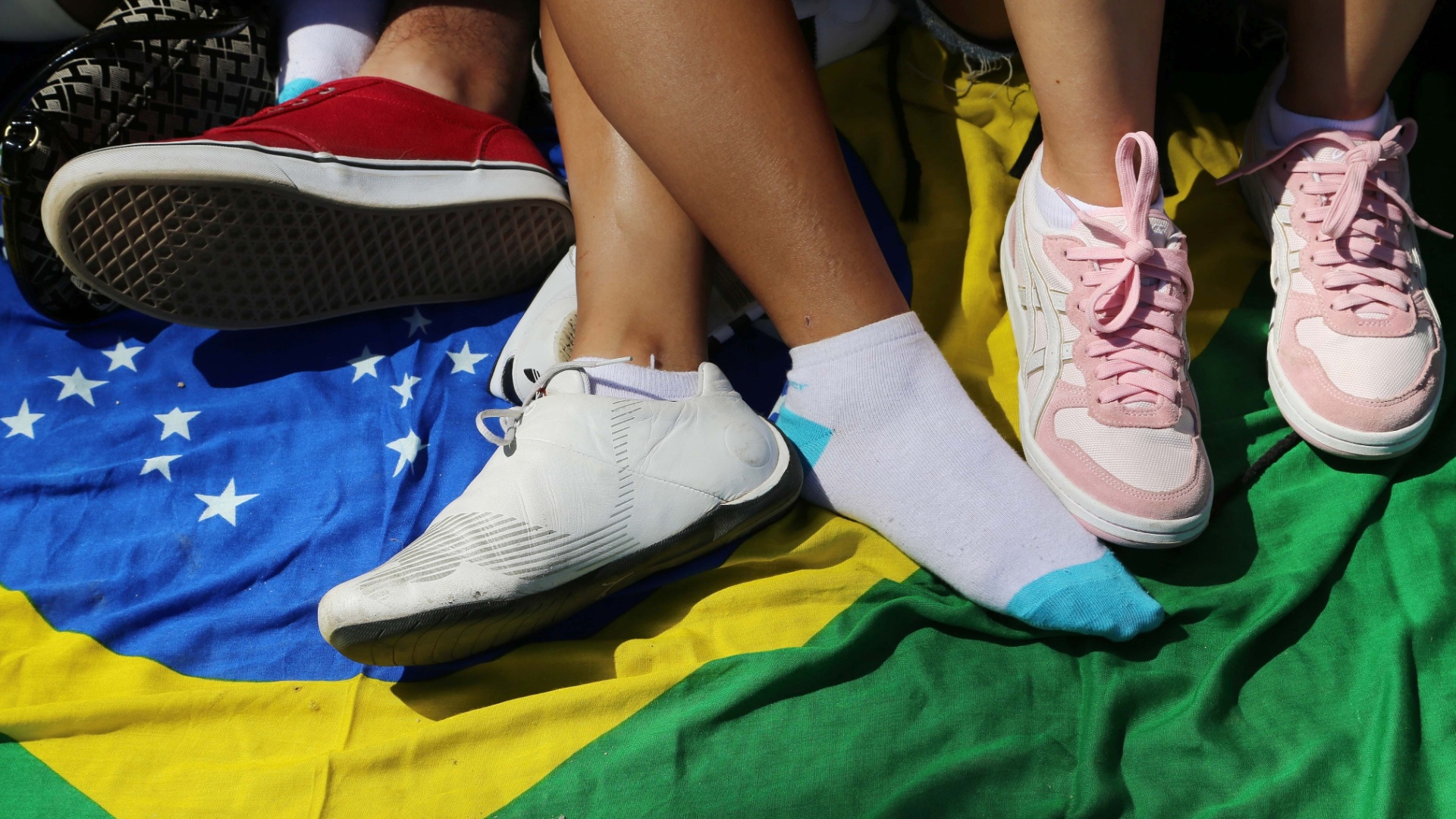 13.set.2013 - Público do Rock in Rio aguarda abertura dos portões da Cidade do Rock no primeiro dia de festival - Fernando Maia/UOL
