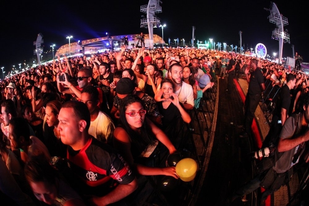 13.set.2013 - Público durante a apresentação do DJ David Guetta, no Palco Mundo do Rock in Rio - Claudio Andrade/Foto Rio News