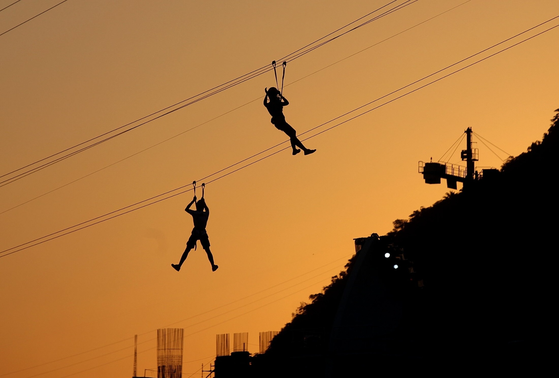 13.set.2013 - Público se diverte na tirolesa do Rock in Rio ao pôr do sol - Antonio Lacerda/EFE
