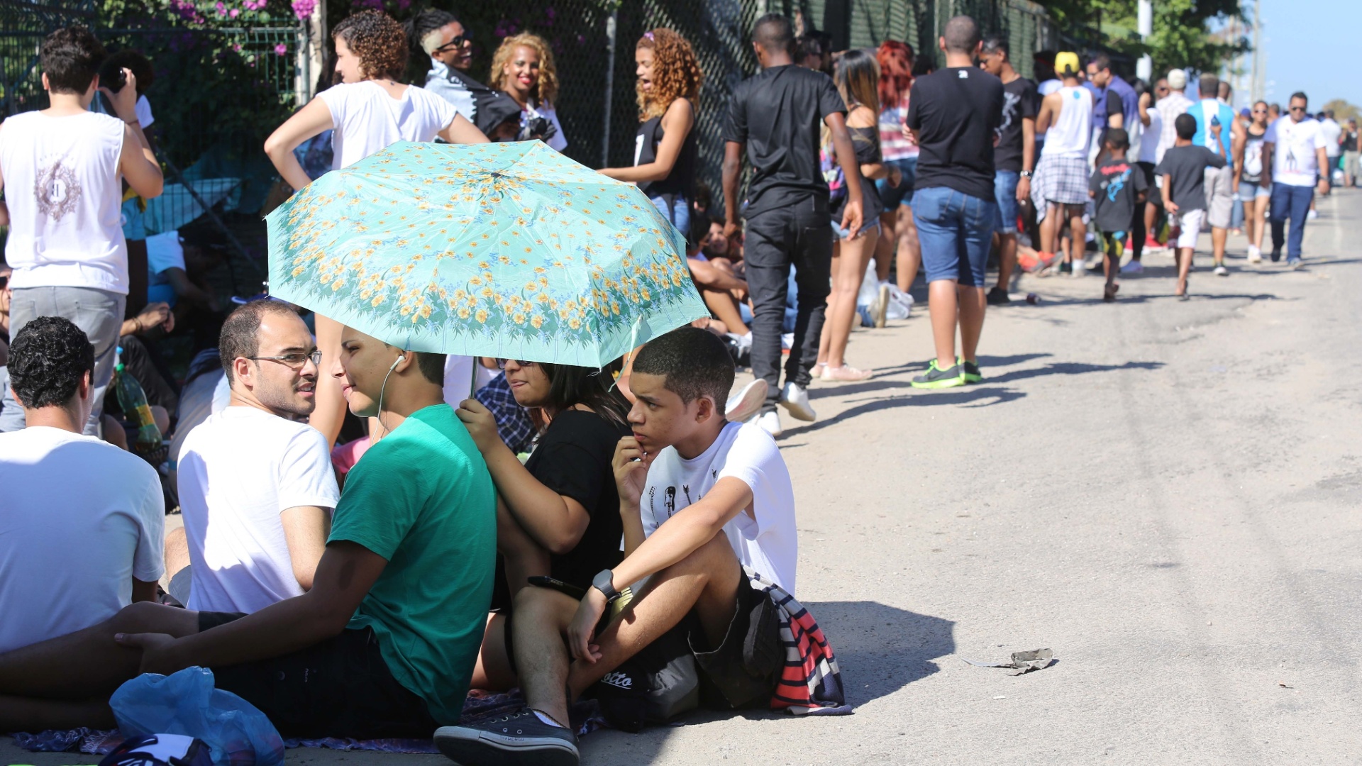 13.set.2013 - Público se protege com sombrinhas do forte calor na fila do Rock in Rio - Fernando Maia/UOL