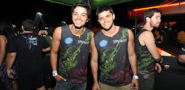 Os irmãos Rodrigo Simas (à esq.) e Bruno Gissoni curtem show do Rock in Rio no camarote. Os dois serão titios daqui a uns meses