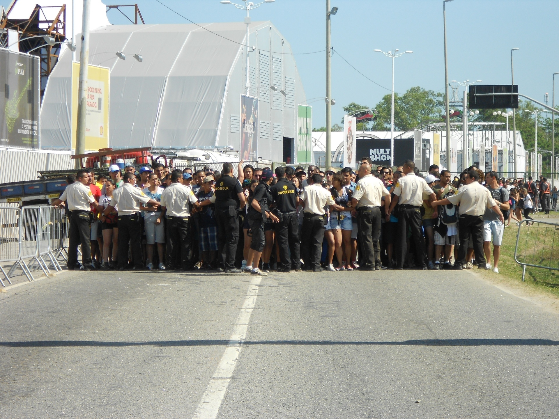 13.set.2013 - Seguranças bloqueiam multidão momentos antes da abertura dos portões - Fabíola Ortiz/UOL