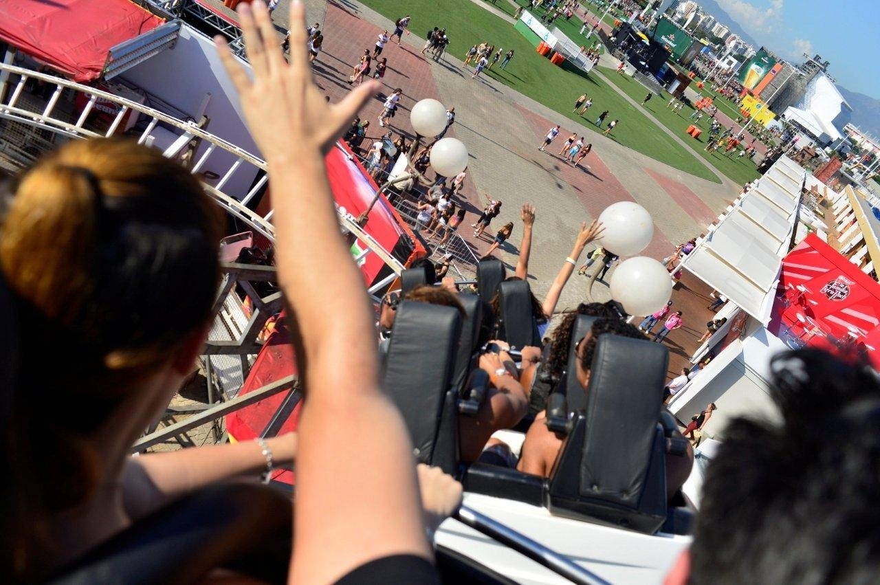 13.set.2013 - A montanha russa é um dos brinquedos que garante a diversão do público do Rock in Rio na Cidade do Rock - Andre Muzell/AgNews