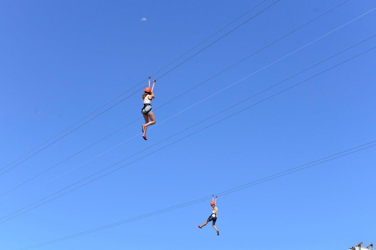 13.set.2013 - A tirolesa também garante a diversão e funciona durante os shows. O brinquedo virou a grande atração da primeira hora de Rock in Rio - Andre Muzell/AgNews