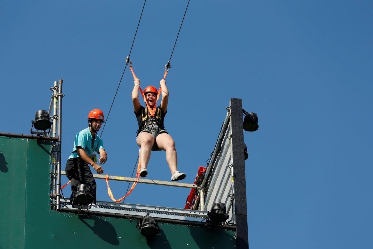 13.set.2013 - A tirolesa também garante a diversão e funciona durante os shows. O brinquedo virou a grande atração da primeira hora de Rock in Rio - Andre Muzell/AgNews