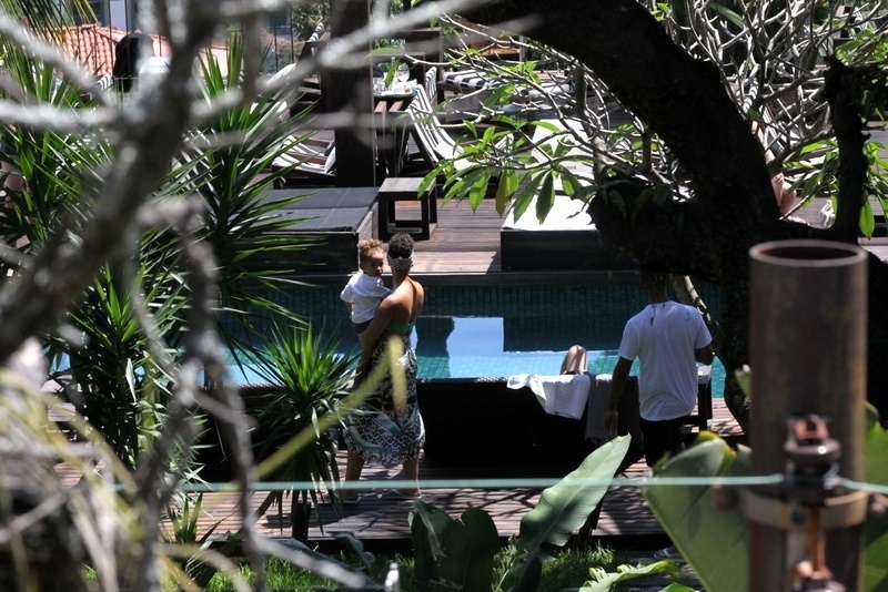 13.set.2013- Alicia Keys é flagrada na piscina do hotel em  Santa Teresa com o filho Egypt e o marido, o rapper Swizz Beatz