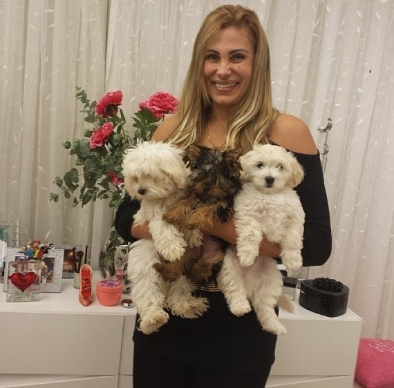 13.set.2013- Angela Bismarchi posa com seus cachorrinhos 