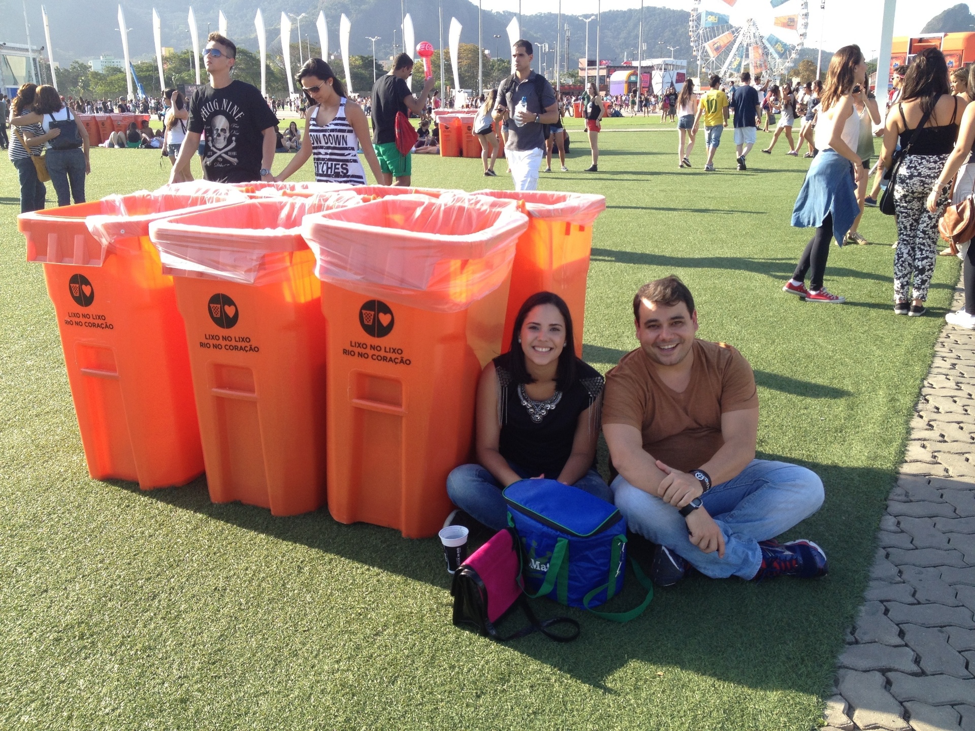 13.set.2013 - O casal de paraibanos Nathalia Falcão e Pedro Moura se protegeu do sol atrás de latas de lixo - Mariana Tramontina