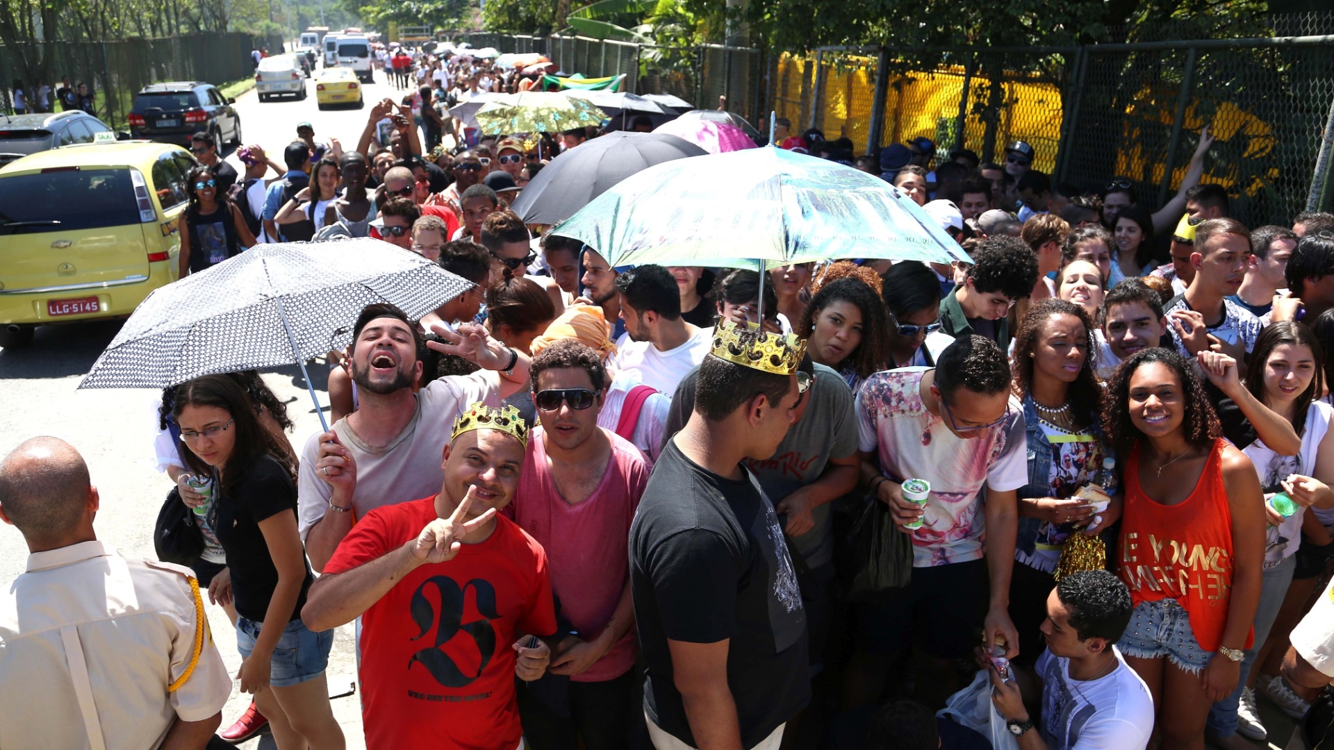 13.set.2013 - Para se proteger do forte sol, público usa guarda-chuvas na fila enquando aguarda a abertura dos portões - Fernando Maia/UOL