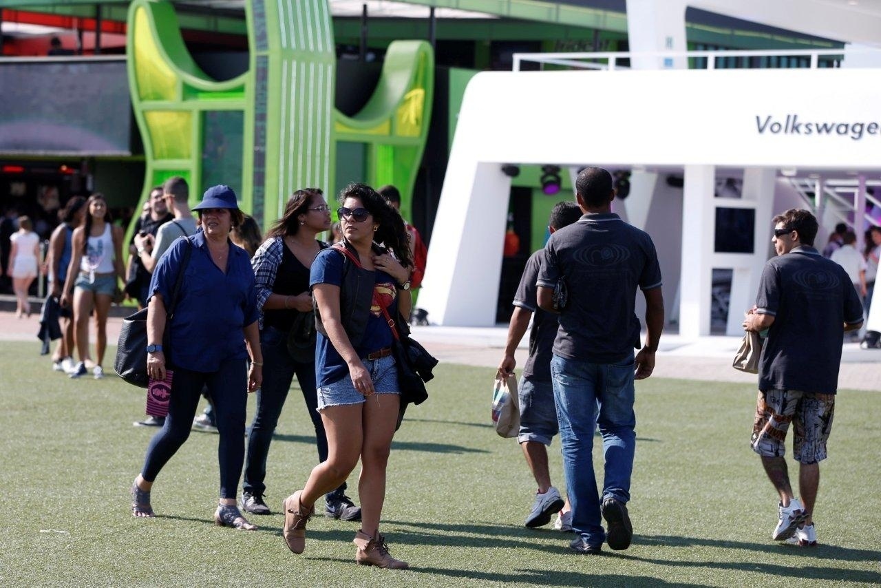 13.set.2013 - Público que chegou cedo aproveitou para conhecer  todos os pontos da Cidade do Rock - Andre Muzell/AgNews