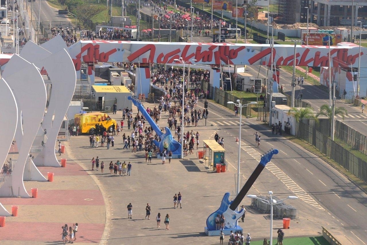 13.set.2013 - Público que chegou cedo aproveitou para explorar a Cidade do Rock - Andre Muzell/AgNews
