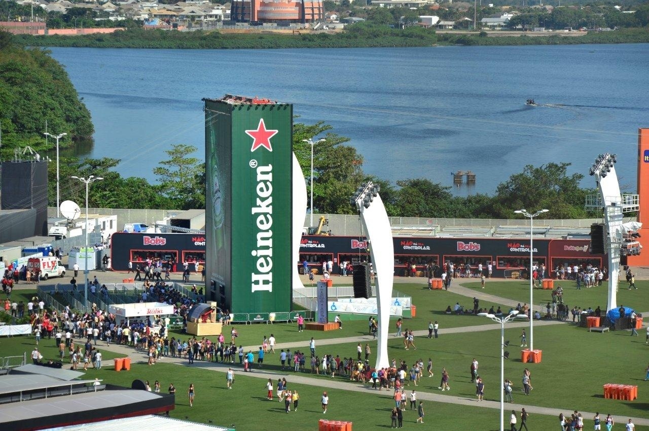 13.set.2013 - Público que chegou cedo aproveitou para explorar a Cidade do Rock - Andre Muzell/AgNews