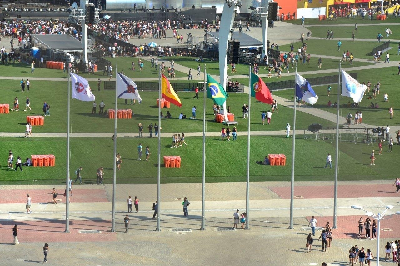 13.set.2013 - Público que chegou cedo aproveitou para explorar a Cidade do Rock - Andre Muzell /AgNews