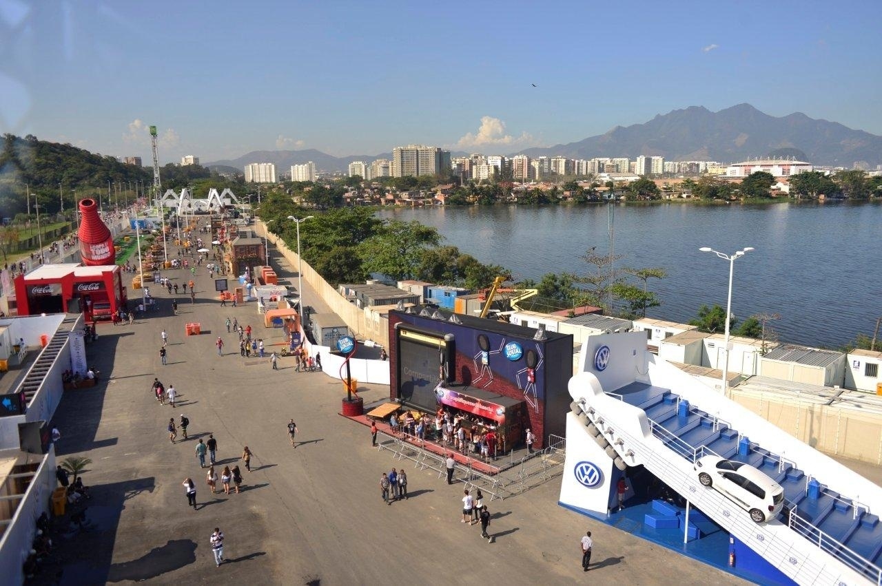 13.set.2013 - Público que chegou cedo aproveitou para explorar a Cidade do Rock - Andre Muzell /AgNews