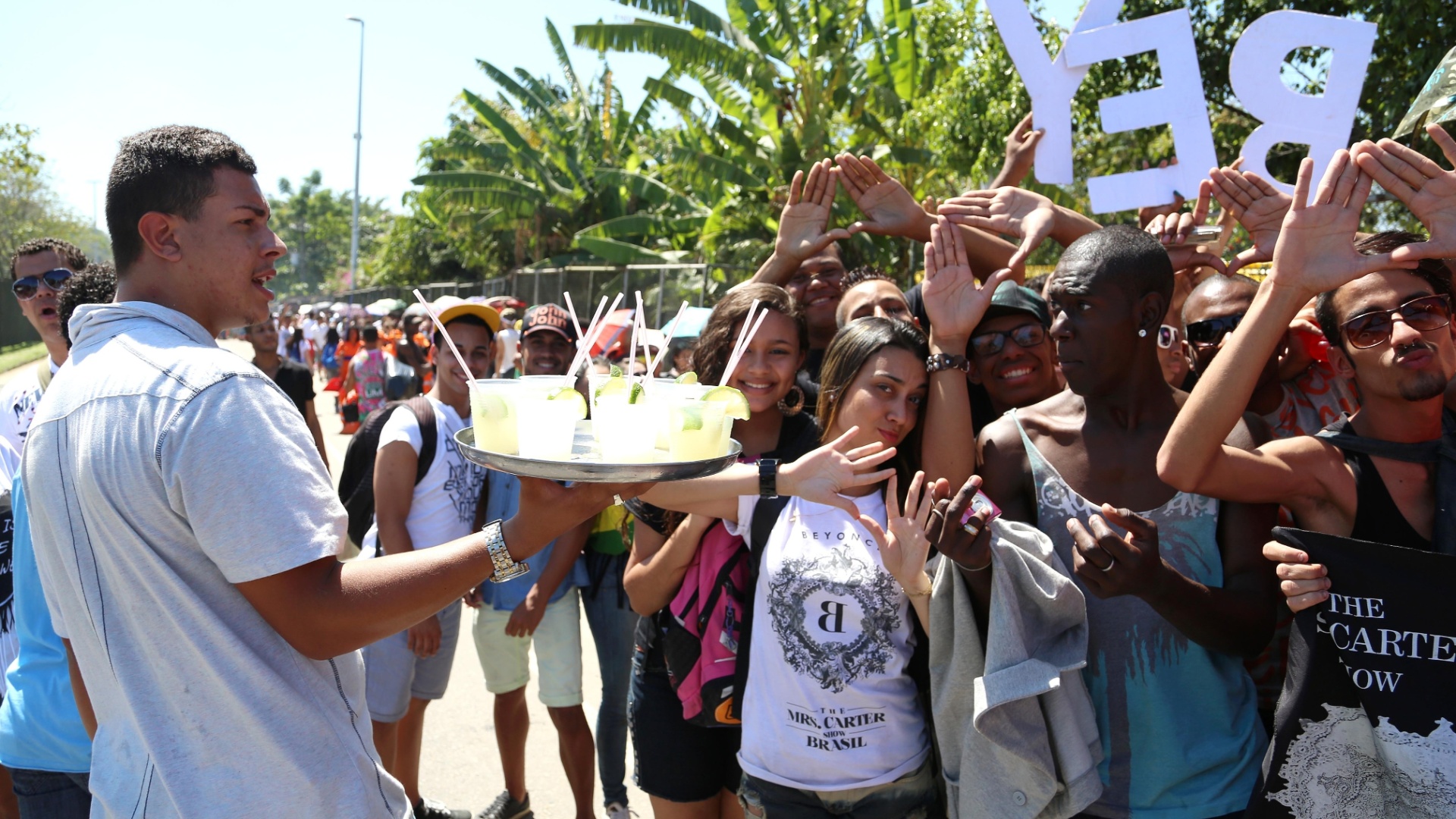 13.set.2013 - Igor da Silva, vendedor de caipirinhas, aproveita para lucrar na fila do Rock in Rio com o forte calor - Fernando Maia/UOL