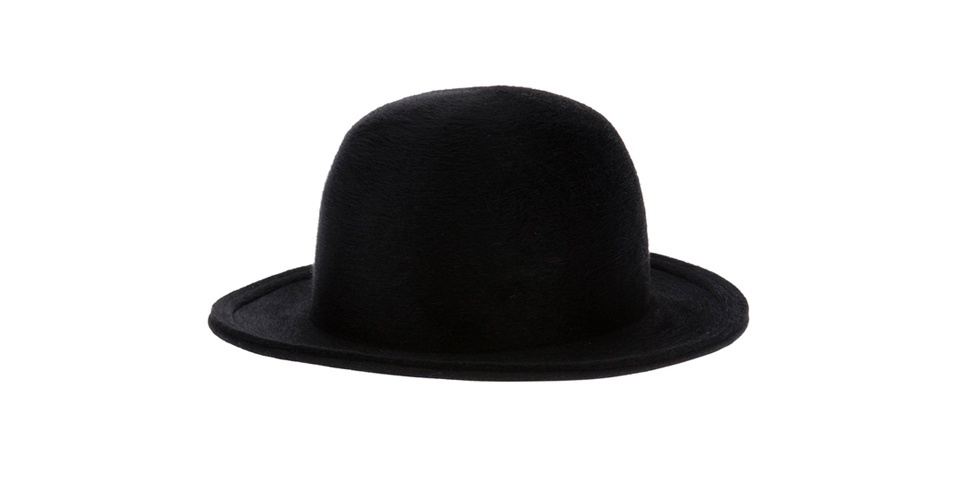 Chapéu preto; R$ 4.840, da Ann Demeulemeester, na Farfetch (www.farfetch.com.br) Preço pesquisado em setembro de 2013 e sujeito a alterações - Divulgação