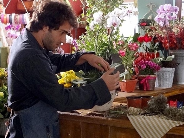 Em "Sangue Bom", Fabinho começa a trabalhar na floricultora de Giane