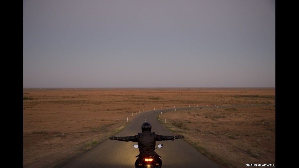 Esta é a maior exposição de arte australiana na Grã-Bretanha em mais de 50 anos e vai reunir cerca de 180 quadros, fotografias e reproduções - Shau Gladwell/Divulgação