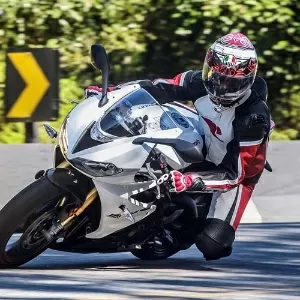 Kawasaki Ninja ZX-6R vs. Triumph Daytona 675R: duelo de esportivas