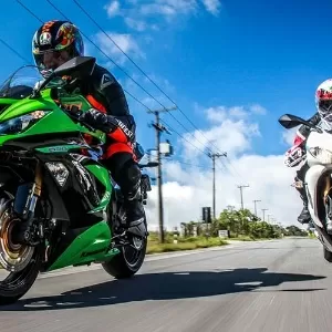 Kawasaki Ninja ZX-6R vs. Triumph Daytona 675R: duelo de esportivas