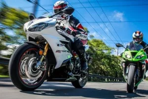 Kawasaki Ninja ZX-6R vs. Triumph Daytona 675R: duelo de esportivas