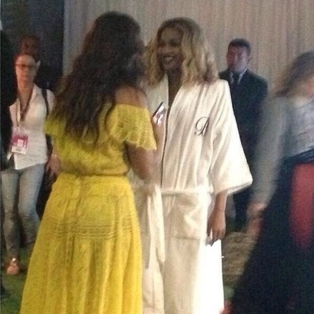 13.set.2013 - Encontro de divas. Ivete Sangalo conversa com Beyoncé nos bastidores do Palco Mundo, no Rock in Rio