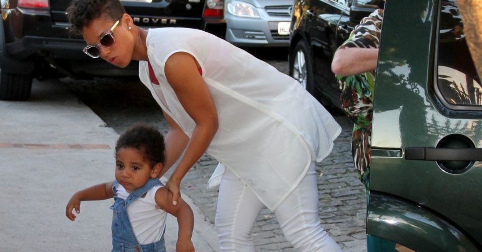 14.set.2013 - 14.set.2013 -  Alicia Keys chega com filhos ao restaurante Aprazível em Santa Teresa. A cantora se apresenta no Palco Mundo do Rock in Rio no domingo, 15