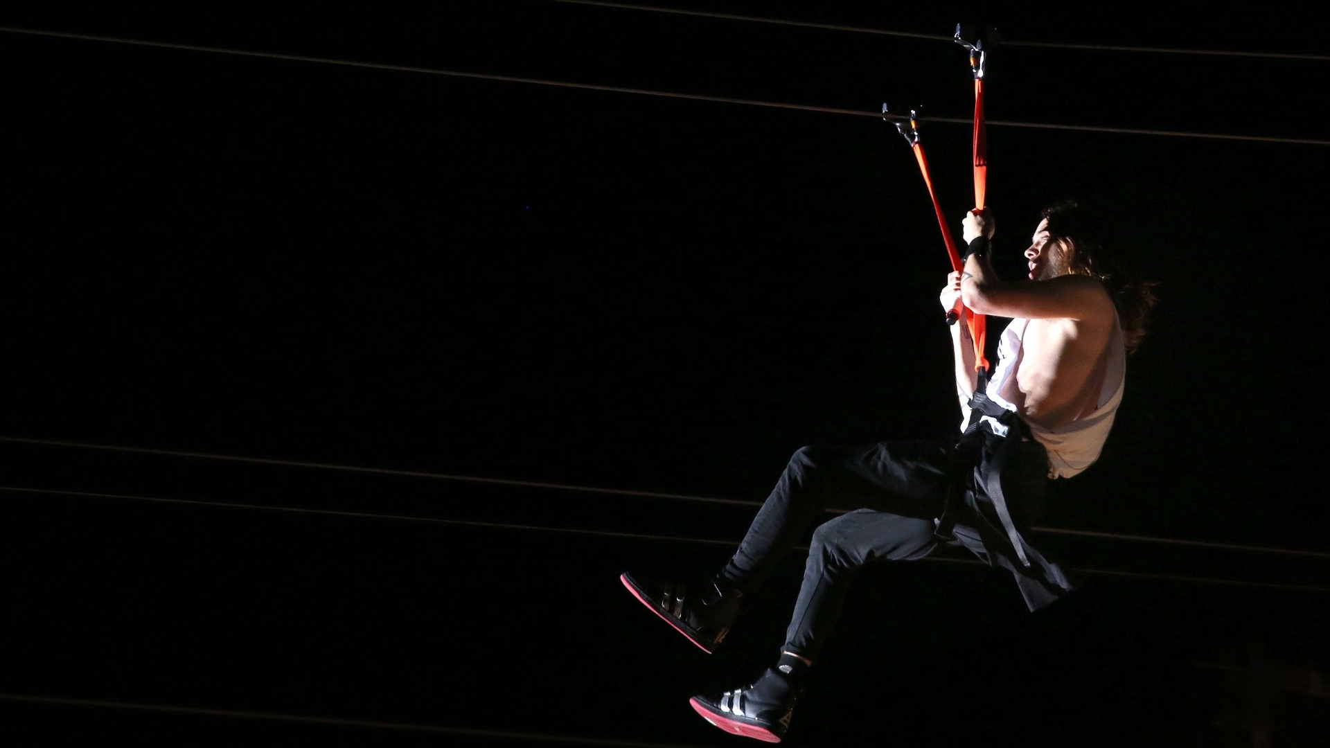 14.set.2013 - Depois de tocar em uma plataforma, o vocalista Jared Leto do Thirty Seconds to Mars passa sobre a platéia em uma tirolesa - Marco Antônio Teixeira/UOL