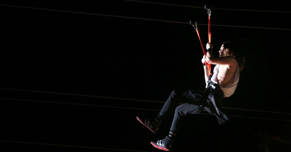 14.set.2013 - Depois de tocar em uma plataforma, o vocalista Jared Leto do Thirty Seconds to Mars passa sobre a platéia em uma tirolesa