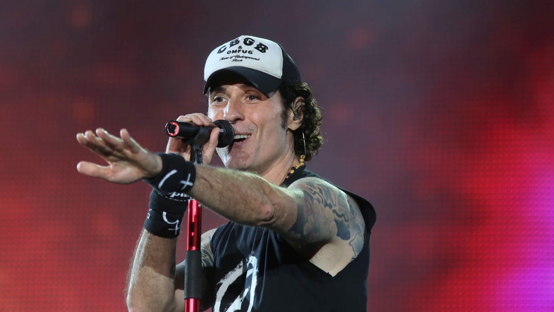 14.set.2013 - Dinho Ouro Preto se apresentou no Rock in Rio com camiseta do Aborto Elétrico, primeiro grupo do vocalista do Legião Urbana Renato Russo, e cantou "Fátima", hit da banda - Marco ANtonio Teixeira/UOL